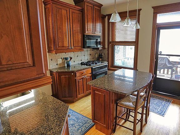 4th image of 1304 W Cornelia Ave #3
