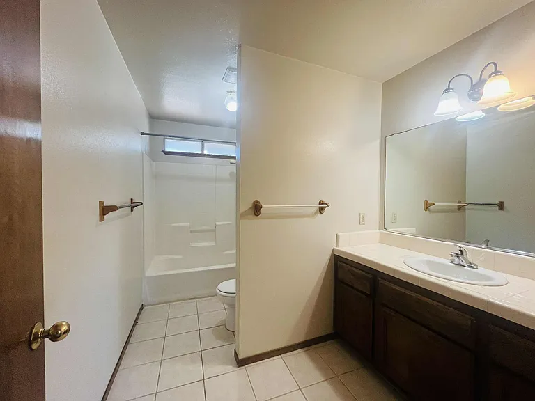 1251 W Davis St — Photo 12