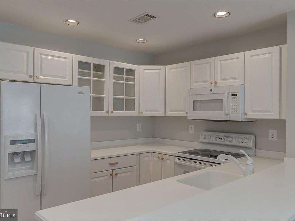 1st image of 2518 Fairfax Dr #1B