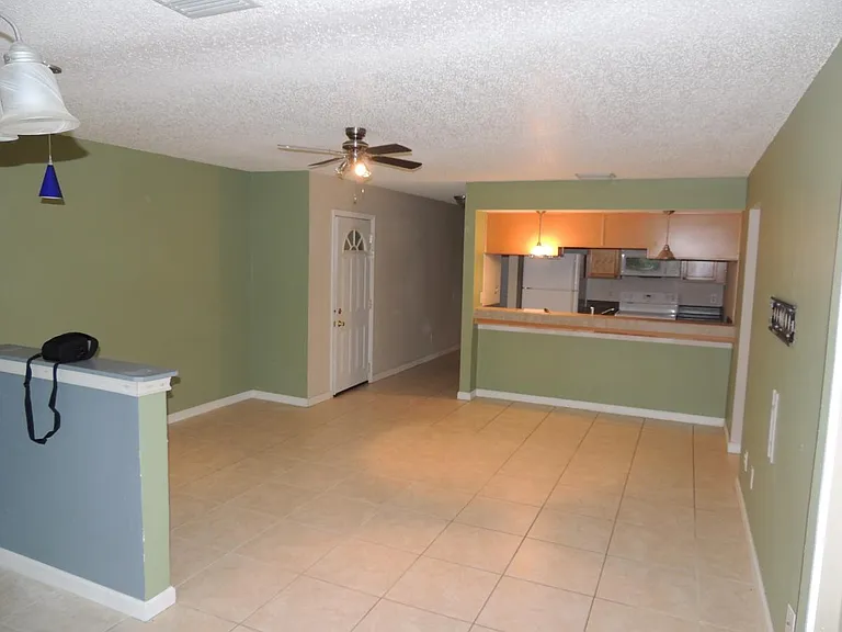 117 N Mercury Ave — Photo 5