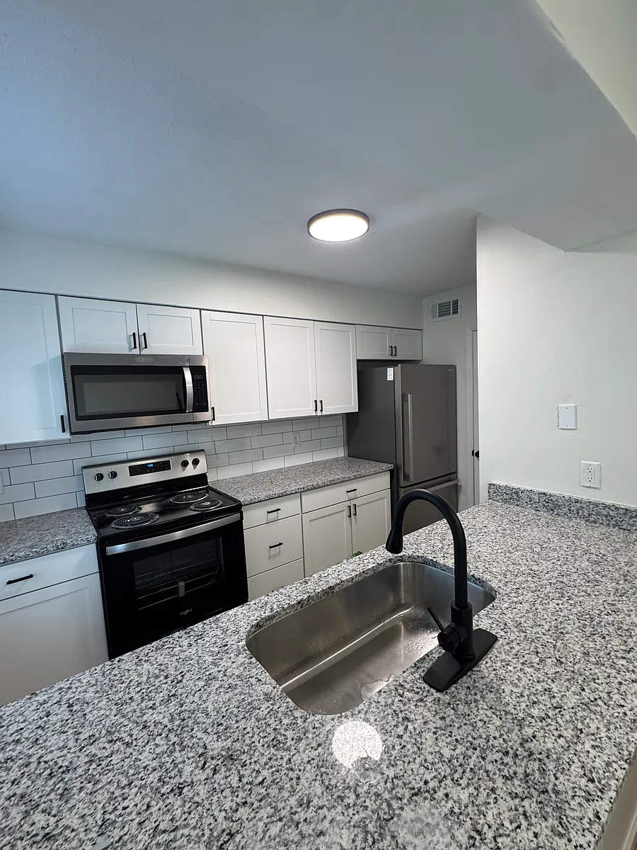Building Photo - 1127 16th Ave #103