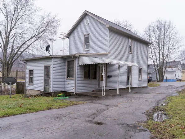137 6th St, Lowellville, OH 44436