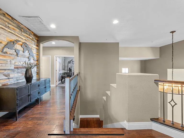 701 Rolling Green Dr — Photo 33