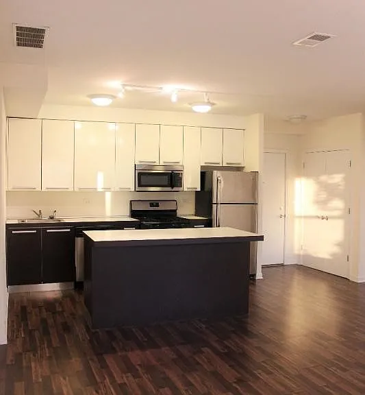 1524 W Glenlake Ave #5B — Photo 2