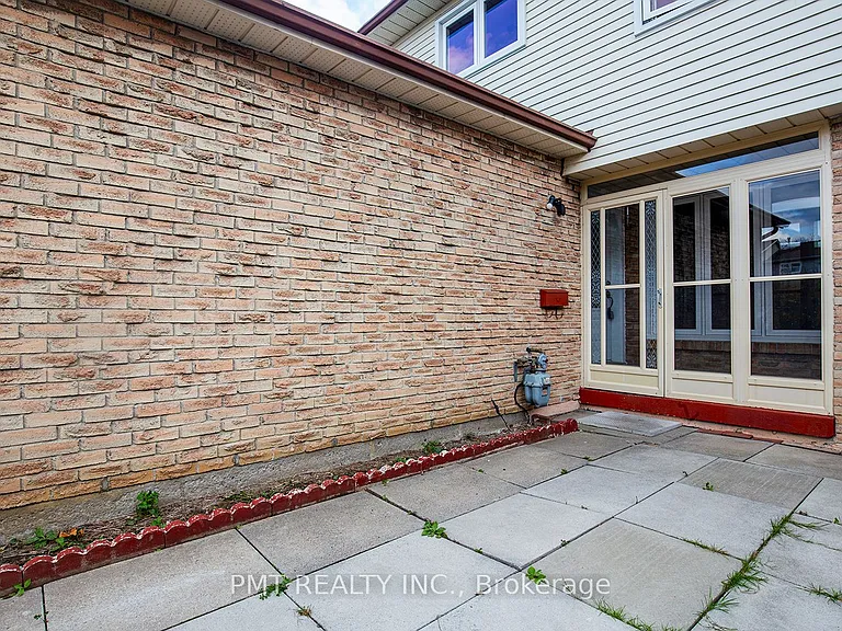 26 Granada Cres — Photo 2