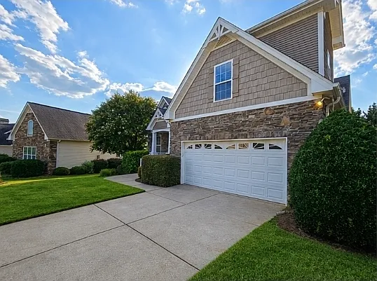 212 Medford Dr — Photo 4