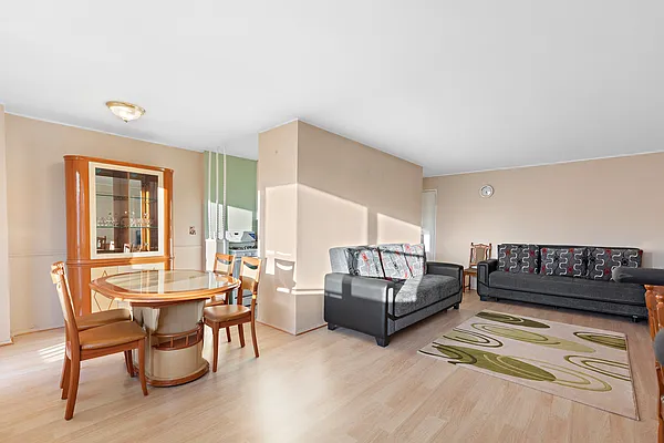 Sold by Thomas Lipovetsky, LREB | media 3