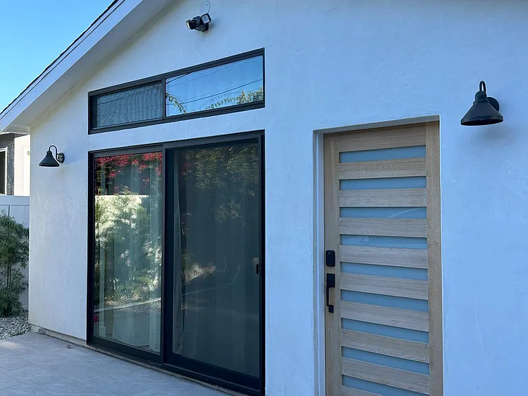 2463 S Walgrove Ave — Photo 1