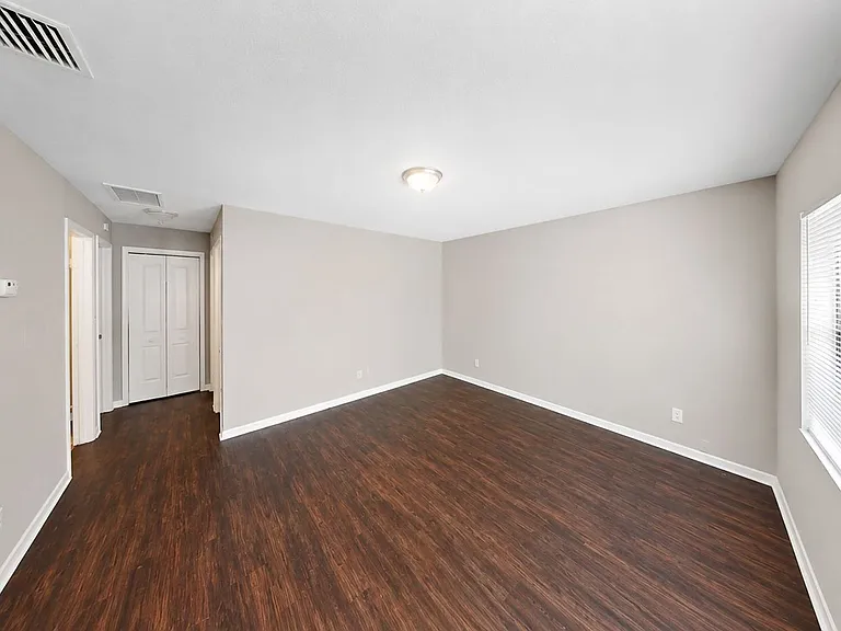 921 E Poinsettia Ave — Photo 2