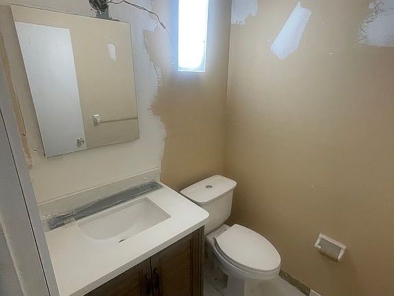 5th image of 630 High Point Blvd N APT C