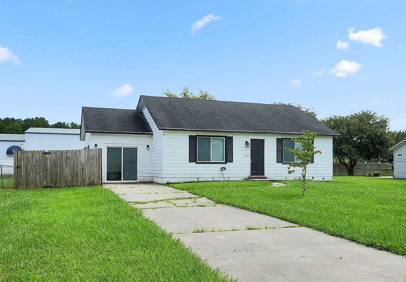 3 bed, 3.0 bath, $1,400 — Photo 2