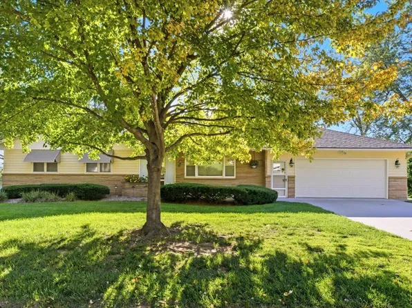 225 Pickardy Ln, Council Bluffs, IA 51503