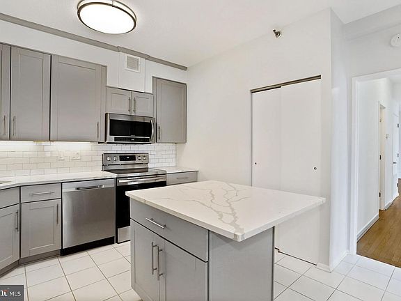 3rd image of 900 N Stafford St APT 2628