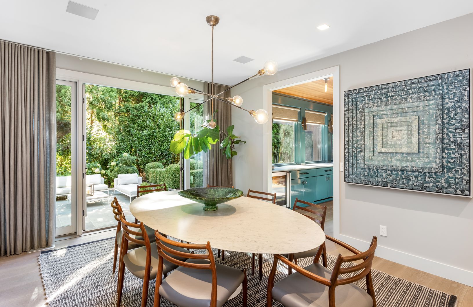  Dining/Breakfast Area