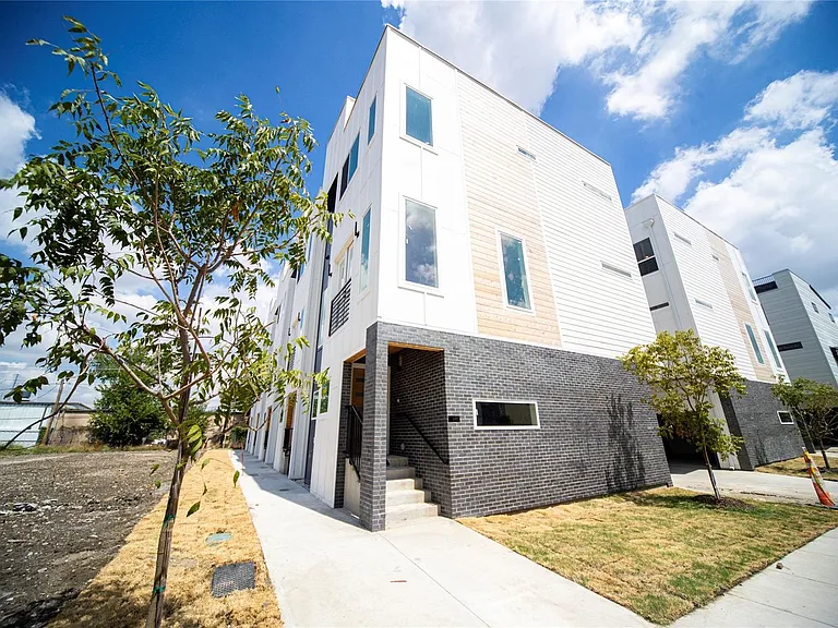 240 Urbane Crest Dr — Photo 1