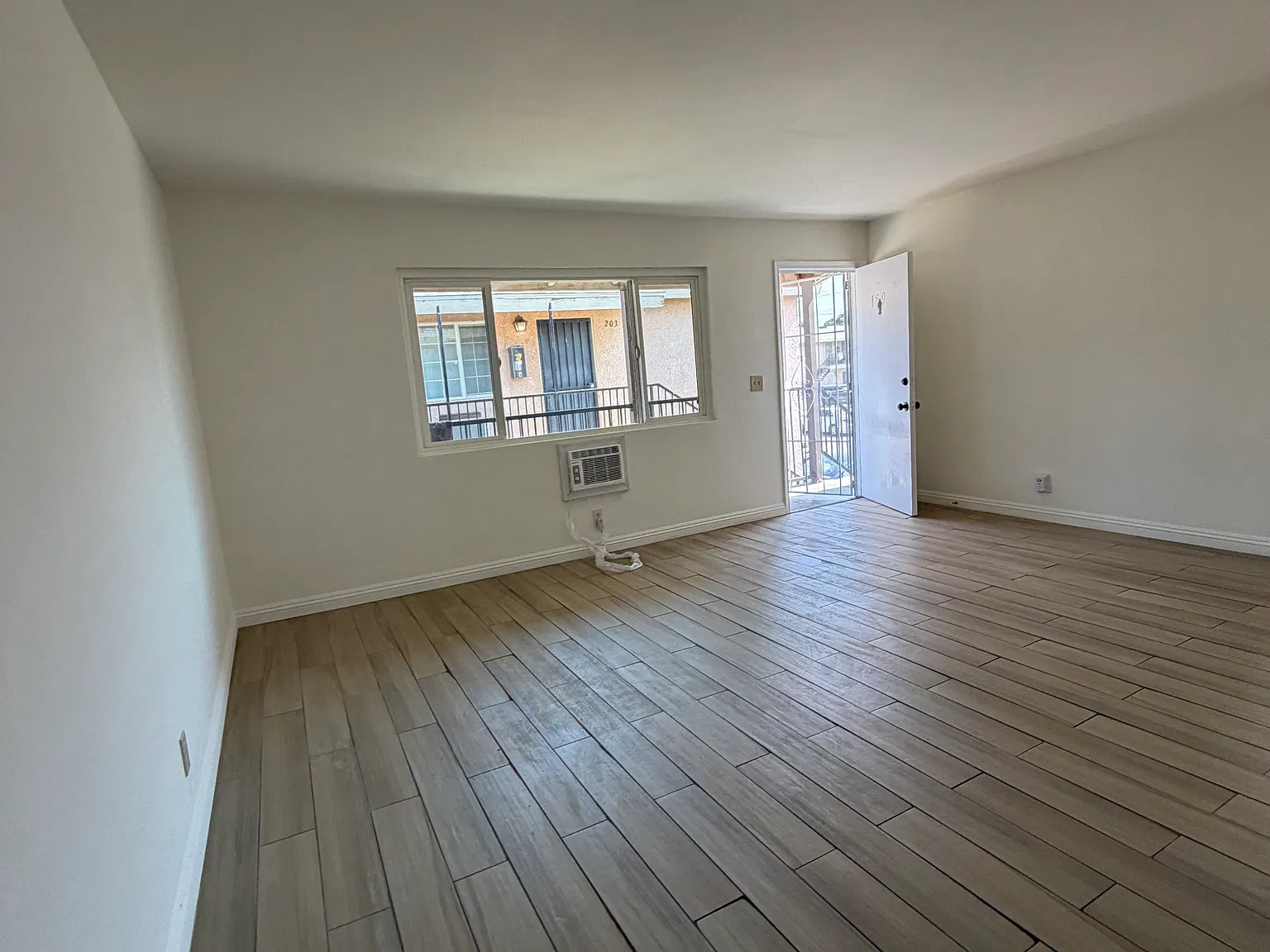 2 bed, 875 sqft, $1,995 — Photo 1