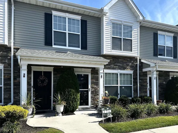 27 Weatherby Lane #27, Central Islip, NY 11722