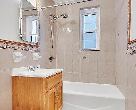5th image of 140-23 Burden Cres Unit 301