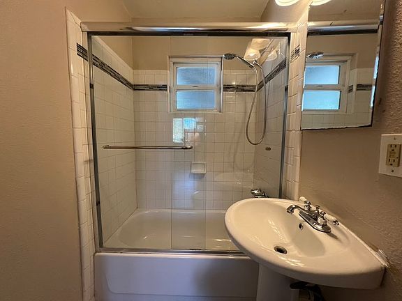 4th image of 354 N 5th St APT 5