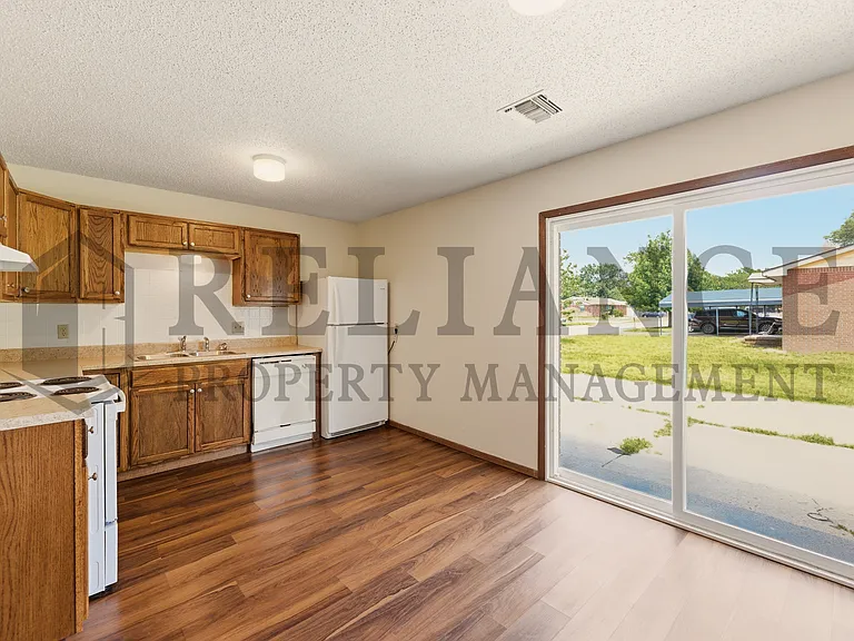 1158 N Edwards Ave — Photo 9