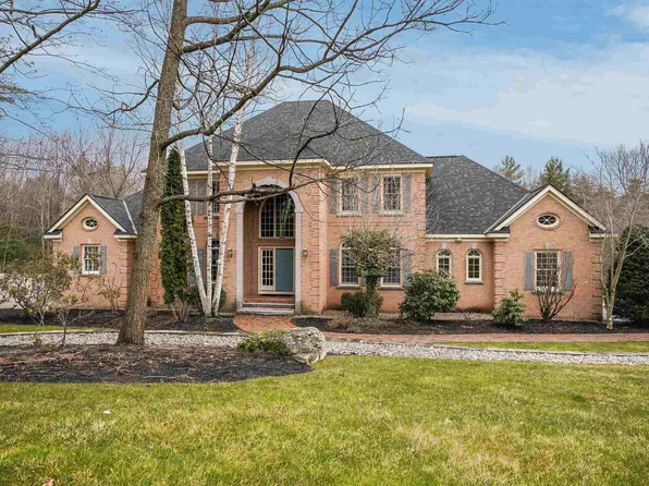 15 Rolling Woods Drive, Bedford, NH 03110