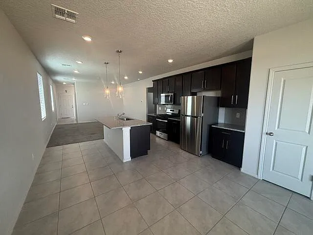 3 bed, 2.0 bath, 1420 sqft, $2,200 — Photo 4