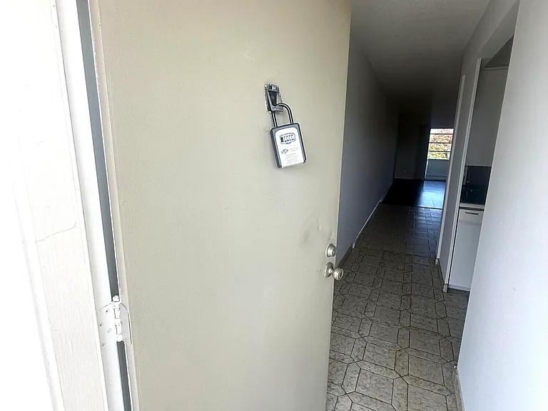 2901 Victoria Cir #H4 — Photo 19