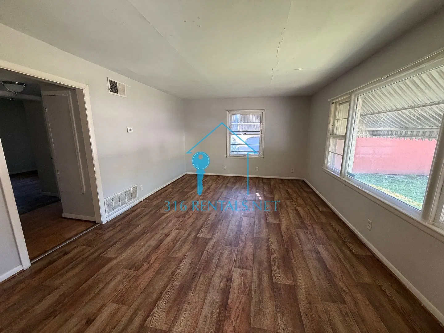 704 N High St — Photo 2