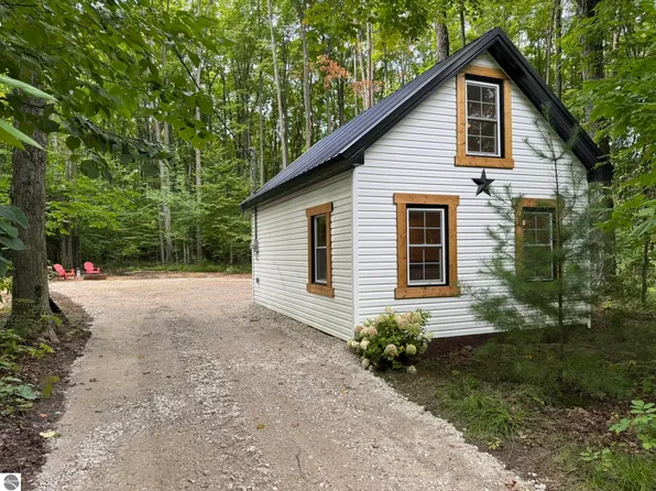 7030 Creighton Rd SW, South Boardman, MI 49680