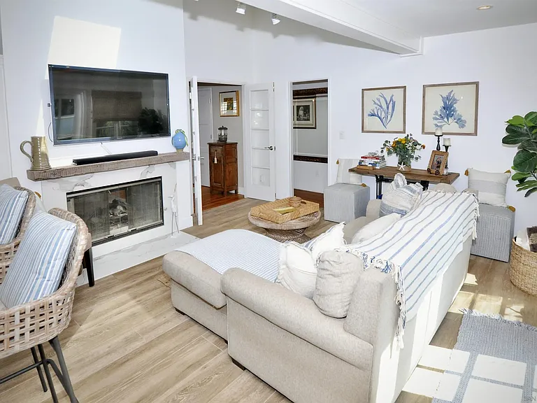 529 Fern Gln — Photo 10