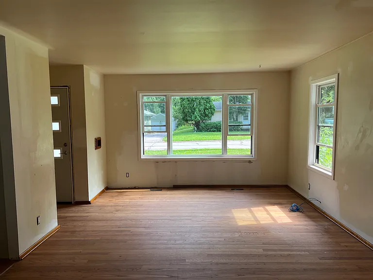 706 Whiting Ave — Photo 1