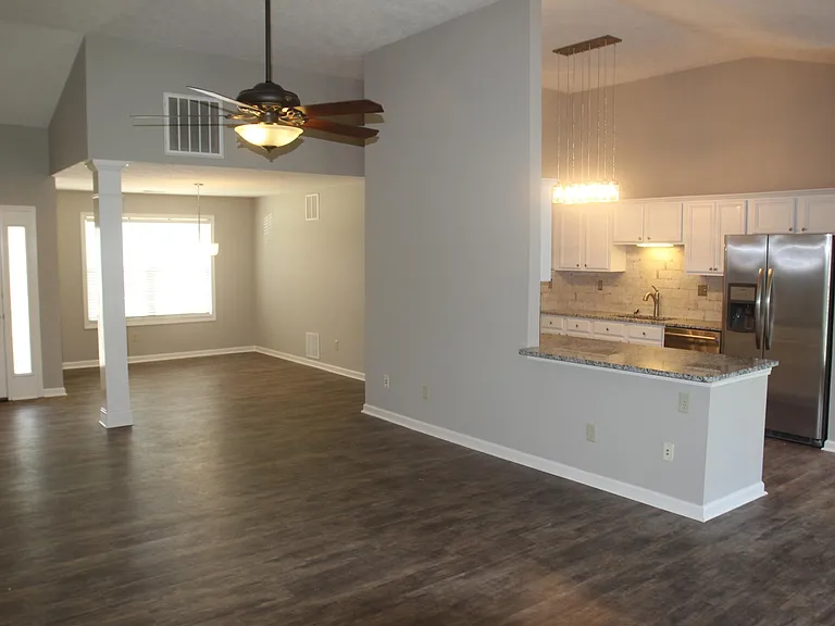 436 Skyview Ln — Photo 3