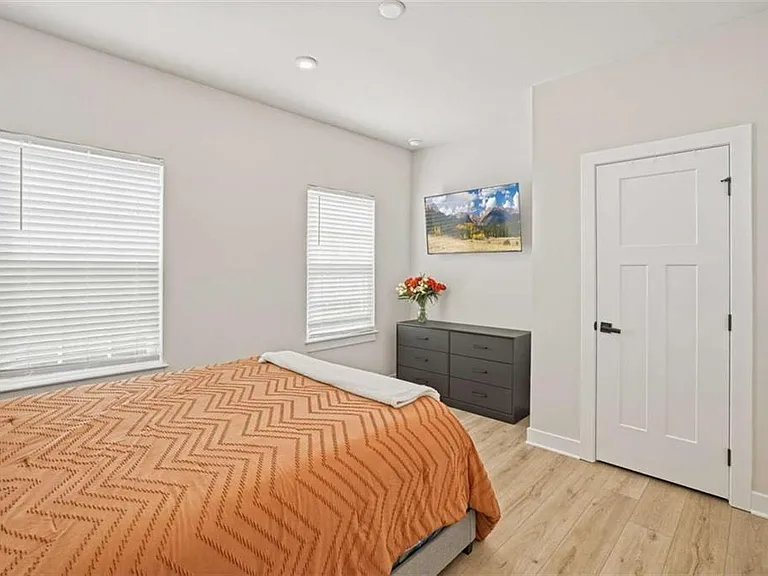 305 Meuse Ln — Photo 13