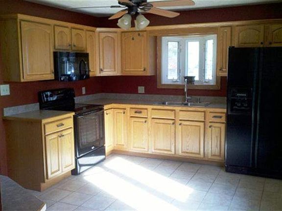 2nd image of 215 Oak Ln