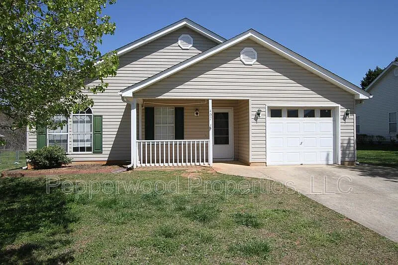 3 bed, 2.0 bath, 1433 sqft, $1,550 — Photo 1