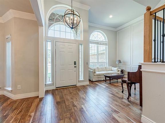 3rd image of 2701 Crestwood Ln
