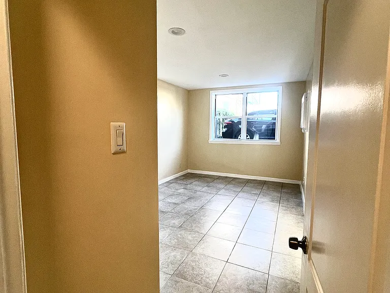 Colonial Ave — Photo 8