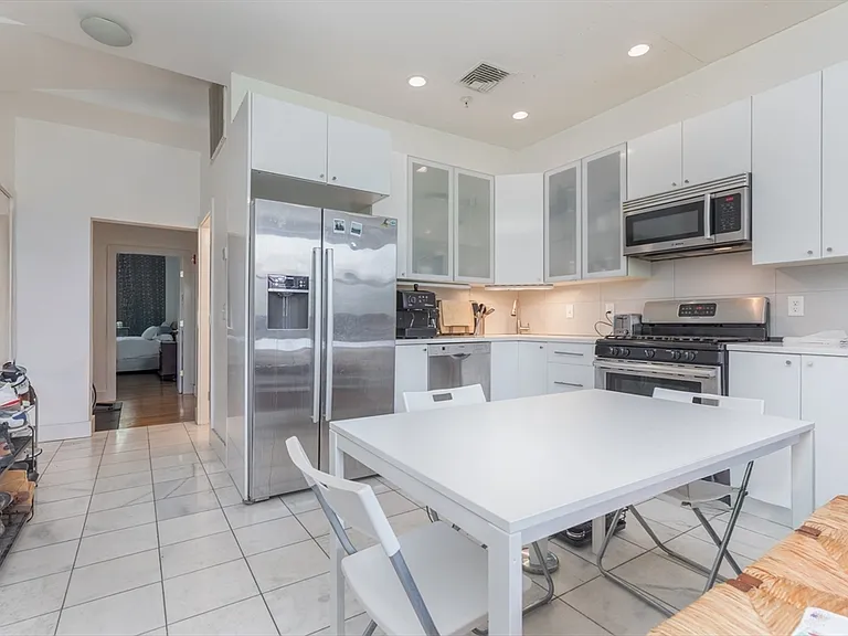 1662 Washington St #4 — Photo 8