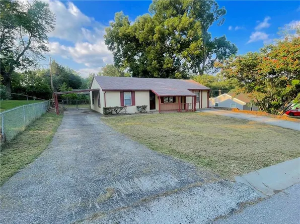 4924 August Ln, Kansas City, KS 66106