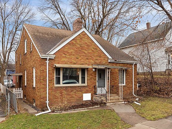 2nd image of 722 Magnolia Ave E