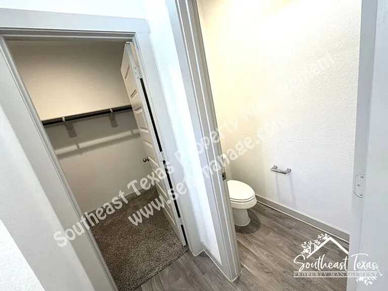 111 Lakeway Cir — Photo 12