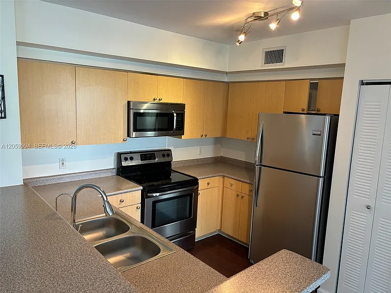 1919 Van Buren St #414A — Photo 7