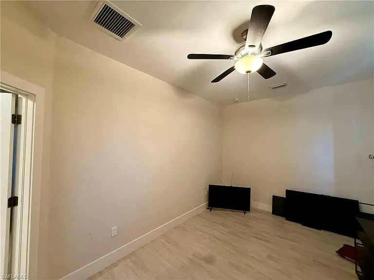 5560 Belrose St — Photo 22