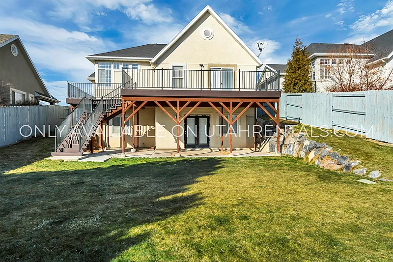 5 bed, 3.0 bath, 2474 sqft, $2,800 — Photo 2
