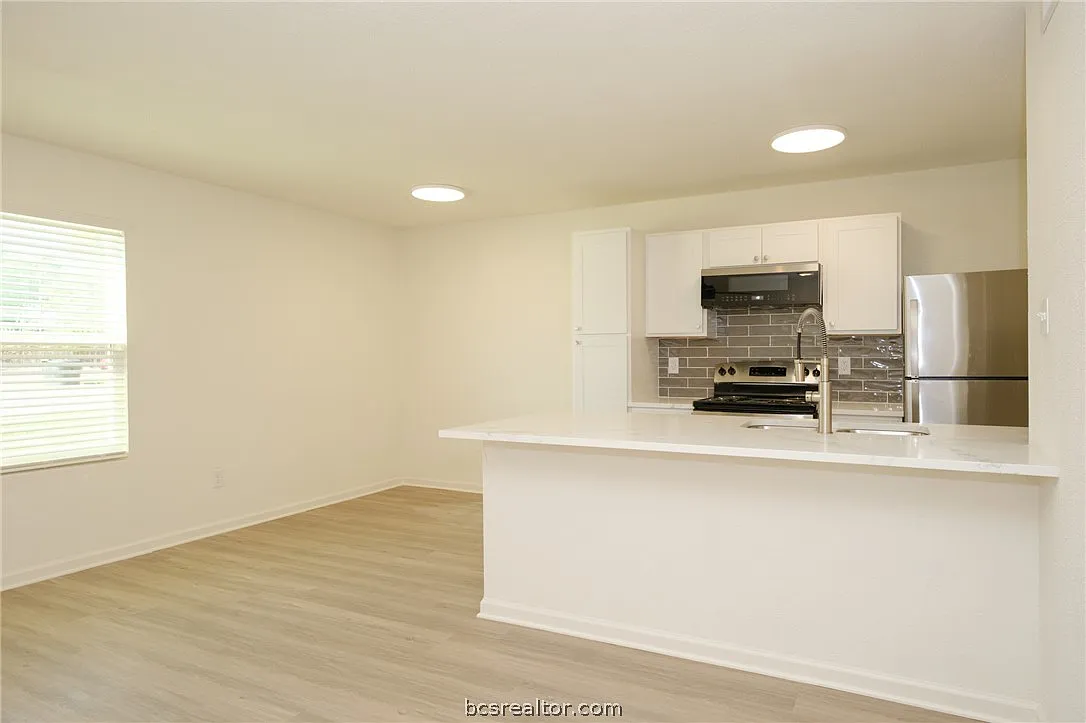 2 bed, 798 sqft, $995 — Photo 3