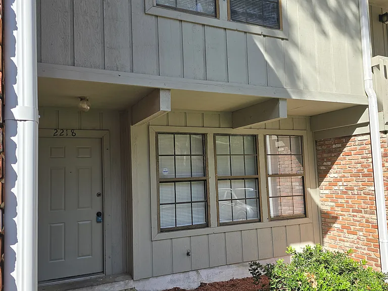 2218 Timberwood Cir N — Photo 3