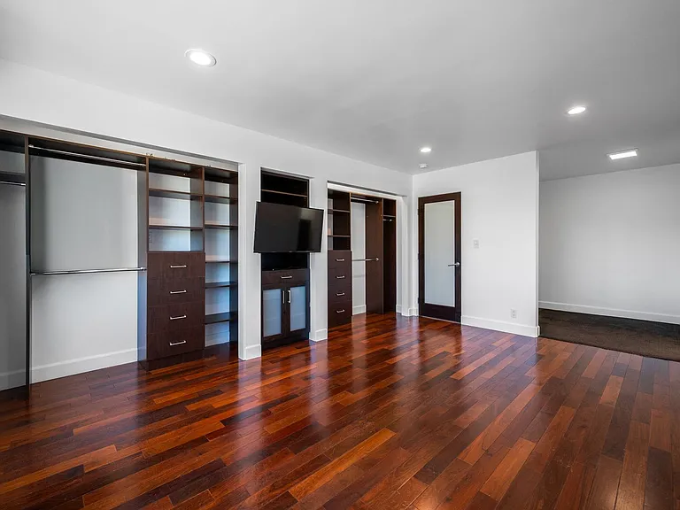 1380 W 9th St — Photo 35