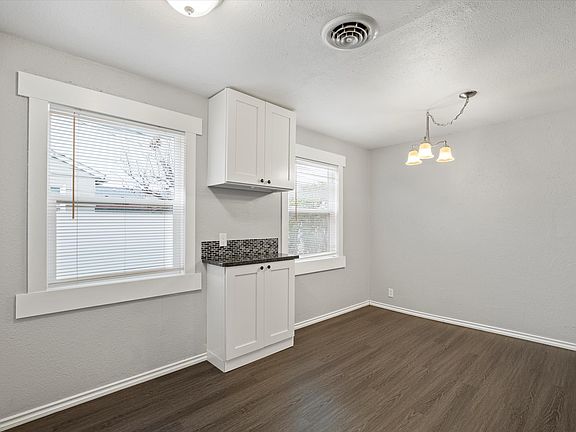 3rd image of 1922 Highland Dr