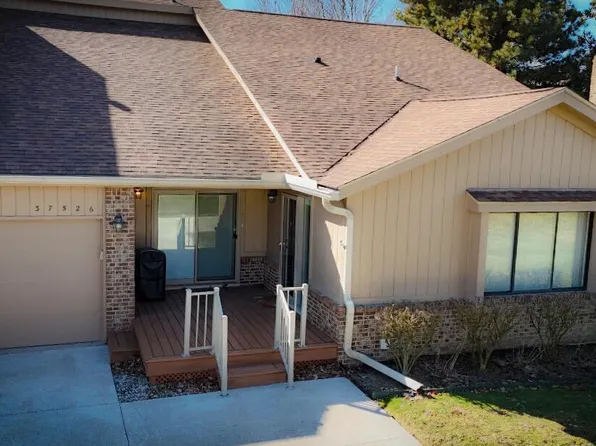 37526 N Laurel Park Dr, Livonia, MI 48152