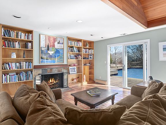 3rd image of 33 Westmoreland Dr